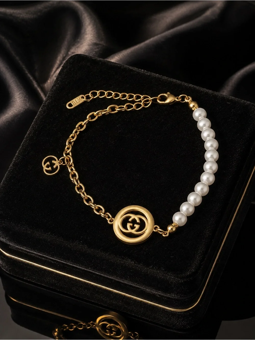Luxury 18K Gold Pearl GG Medallion Charm Bracelet